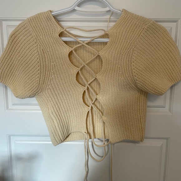 ADORABLE KNIT CREAM TOP OPEN BACK - Picture 2 of 2